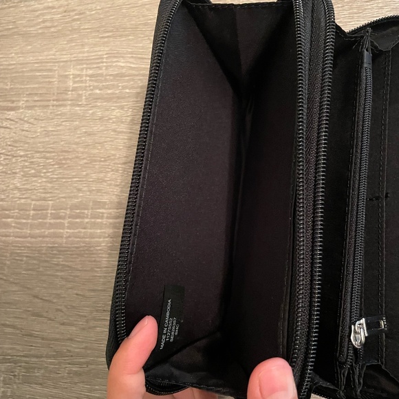 Guess Black Wallet - Picture 7 of 8